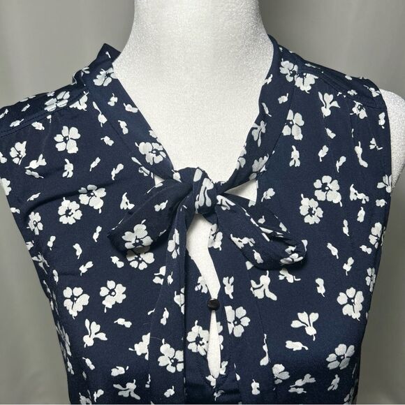 Banana Republic Women’s Blouse Size Medium Blue White Sleeveless Front Tie - Picture 3 of 11